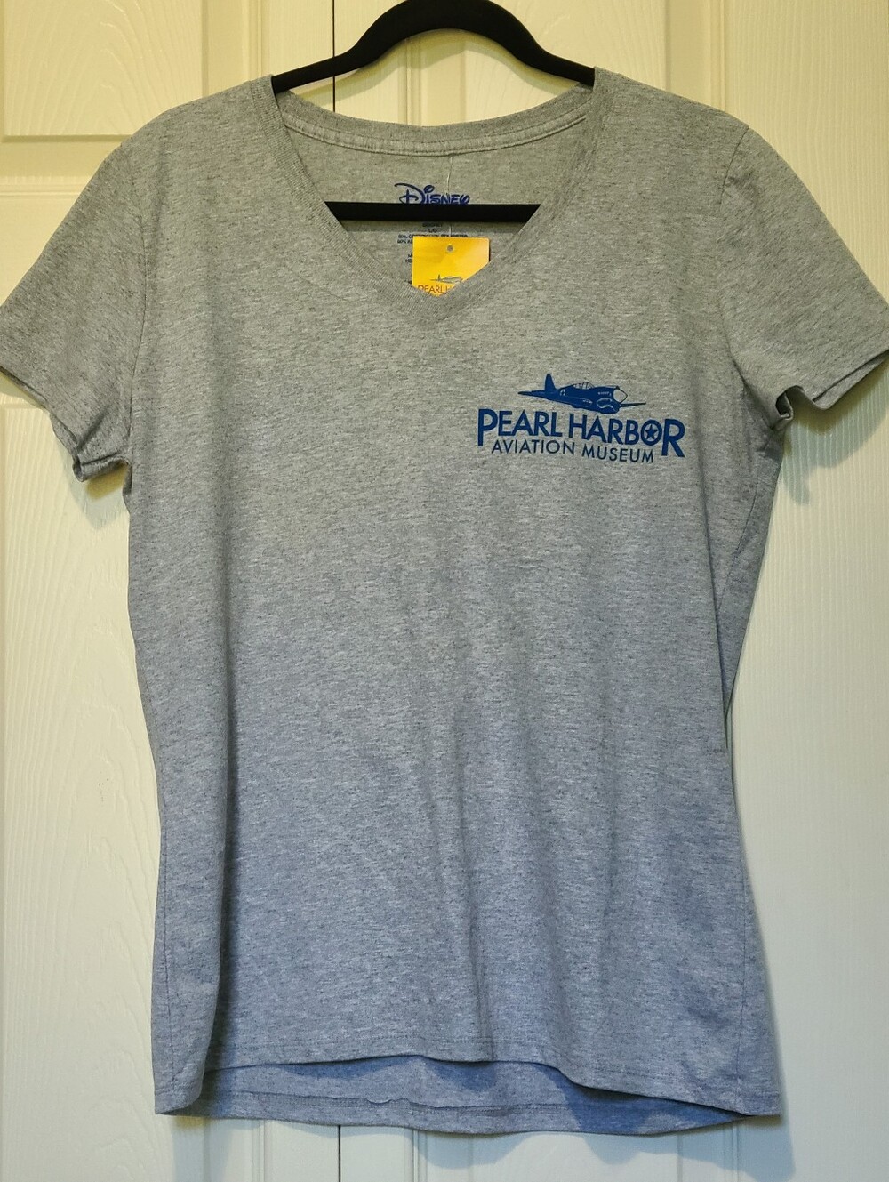 Disney Pearl Harbor Aviation Museum Gray Graphic B-17 Swamp Ghost V-Neck T Large